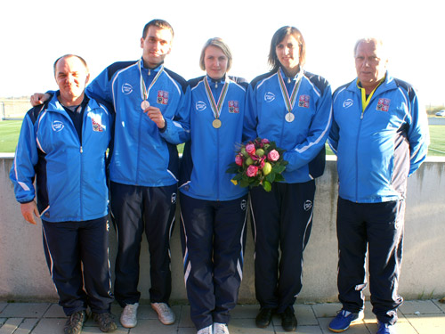 Medailisté české výpravy se svými trenéry