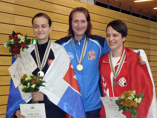 Hanka Wiedermannová (uprostřed) na stupních vítězů